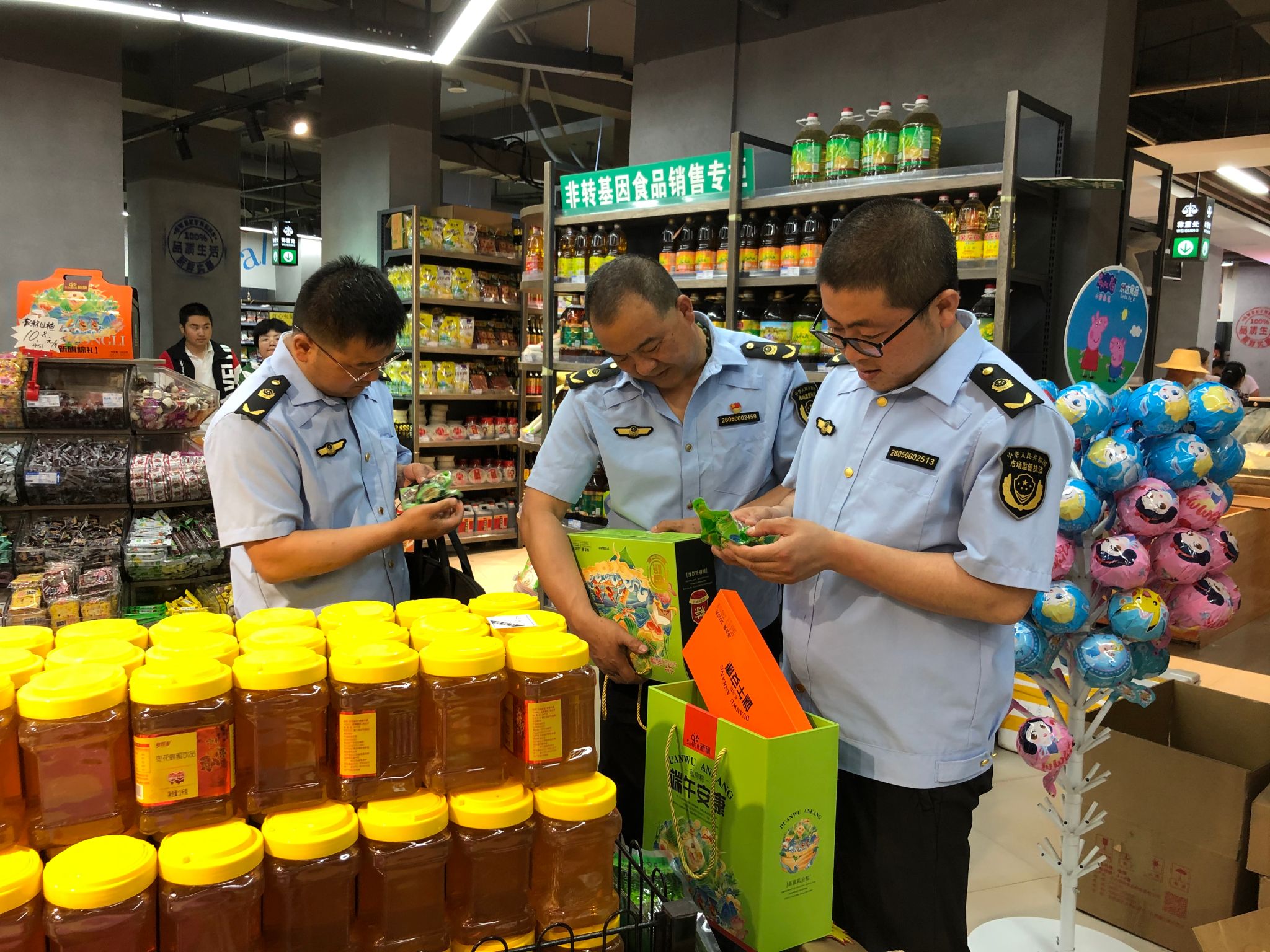 武山县市场监管局洛门所开展端午节前食品安全专项检查，聚焦预包装食品